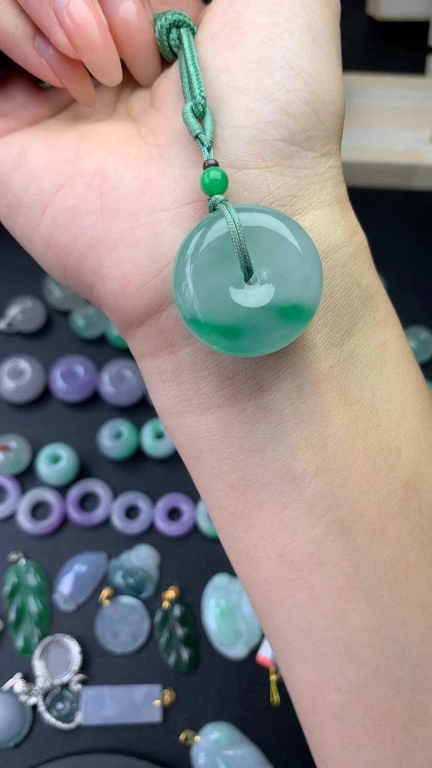 飘阳绿平安扣吊坠