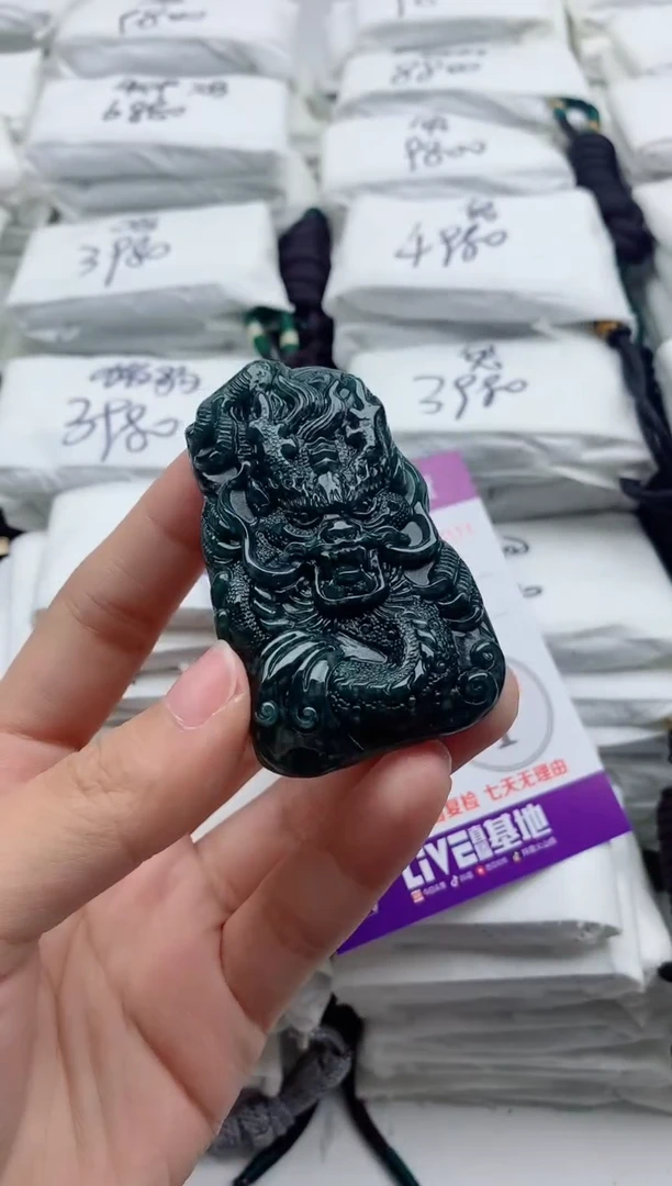 翡翠未镶嵌颈饰·