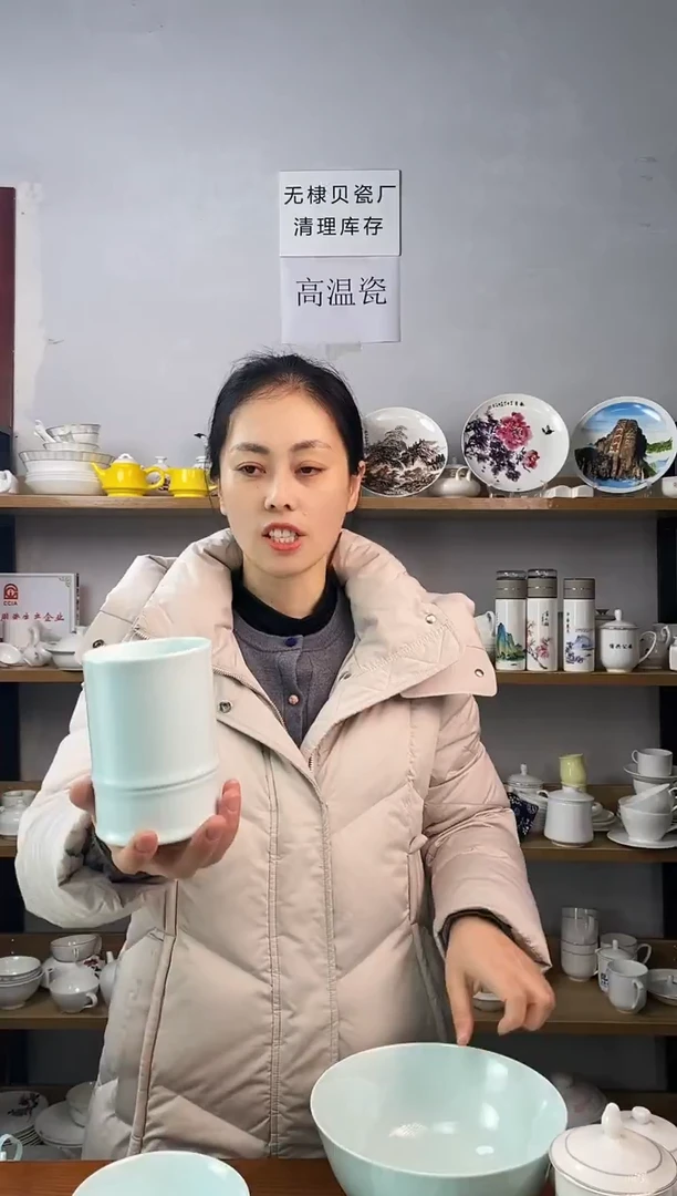 直播间青色微瑕样品笔筒一个