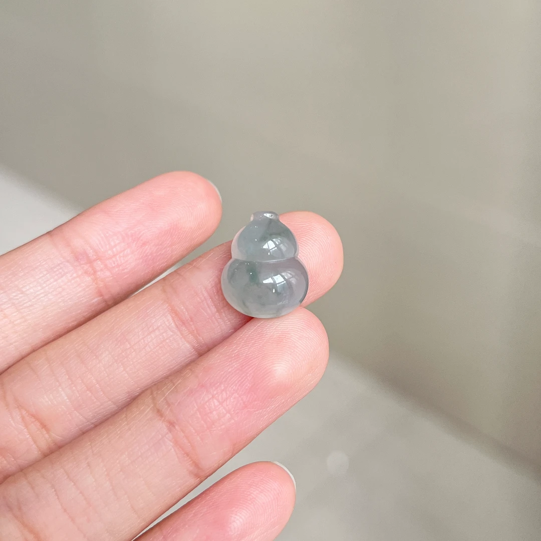 天然翡翠A货 小葫芦浅蓝带飘花