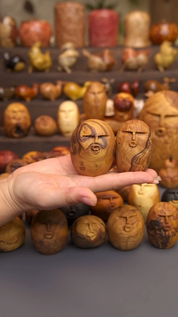 交趾黄檀（大红酸枝）?****?两个石头人