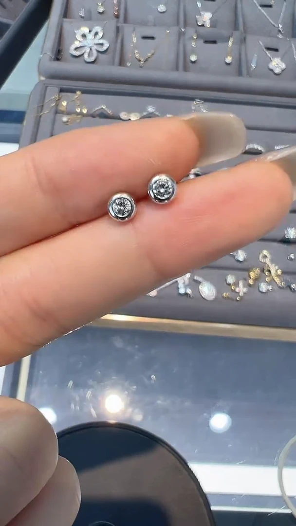 18K金镶嵌耳钉钻石20分耳钉