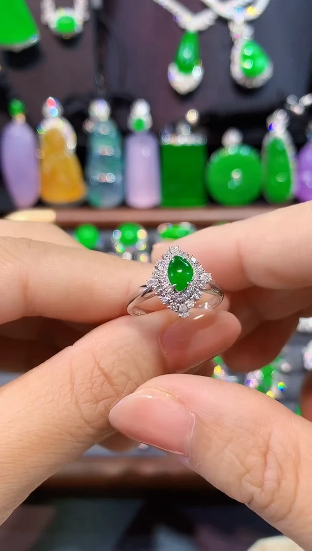 18K金镶嵌戒指翡翠戒指