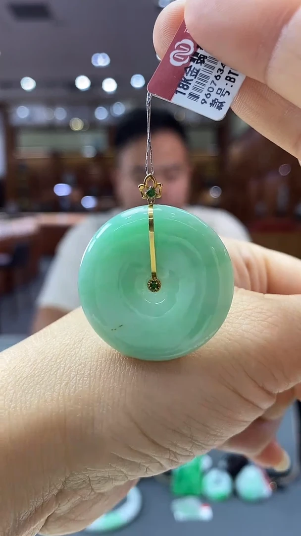 颈饰18K金镶嵌翡翠平安扣