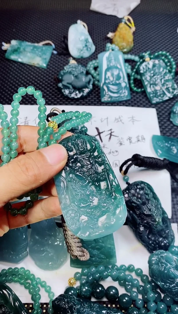 翡翠未镶嵌颈饰燕*归
