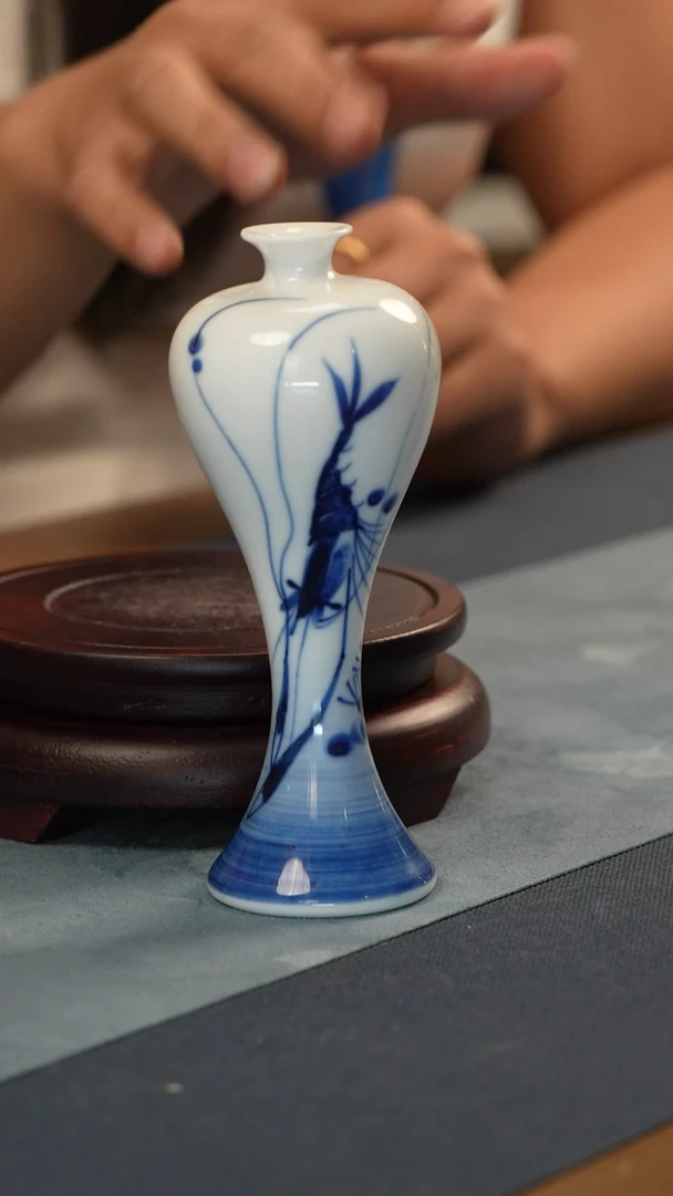 瓶非遗-艾老师-青花虾趣美人瓶