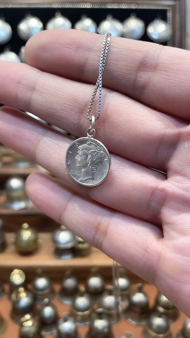 无钛钢无非金属新*者小飞人银币吊坠加银链子