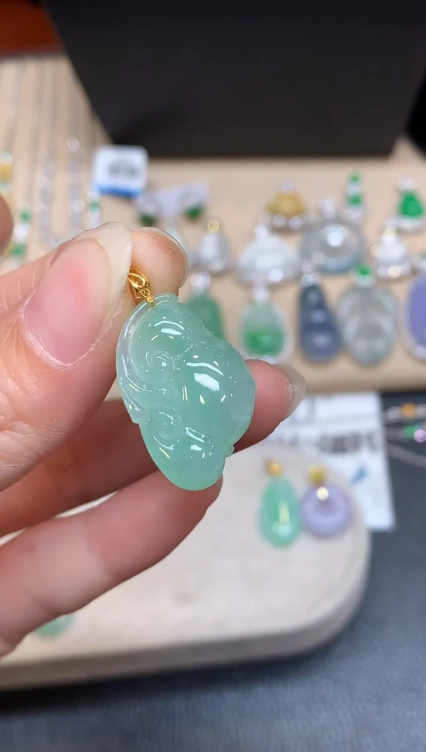 颈饰18K金镶嵌翡翠如意【无服务费