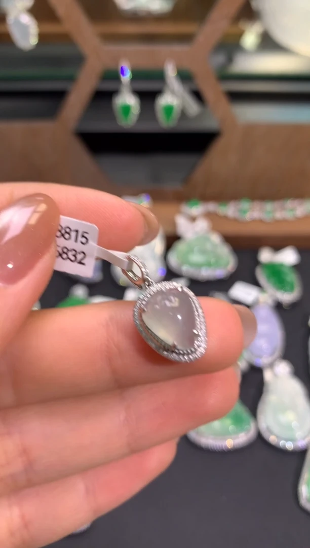 【闪购商品】翡翠吊坠(不含链)18K金镶嵌吊坠