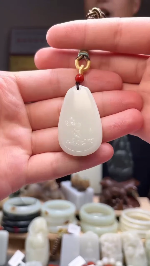 颈饰未镶嵌和田玉吊坠