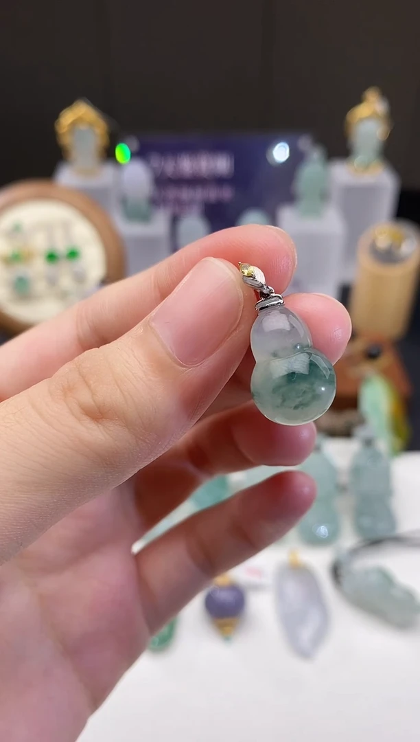 翡翠未镶嵌颈饰葫芦