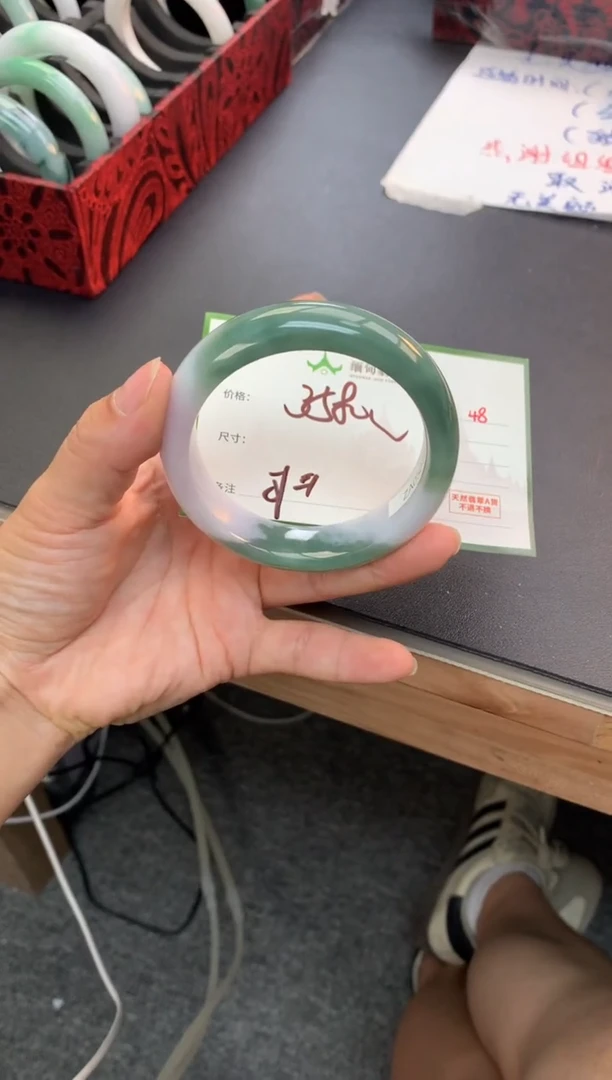 未镶嵌定制翡翠毛货需精细抛光+多人