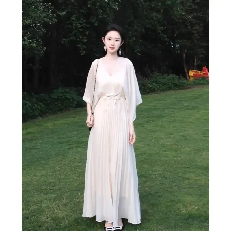 设计感V领连衣裙女2025夏季新款法式气质收腰显瘦中长款褶皱裙子