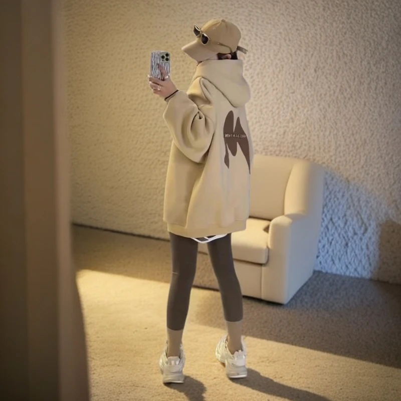 连帽卡其色卫衣女加绒2025秋冬新款欧货宽松中长款配鲨鱼裤的上衣