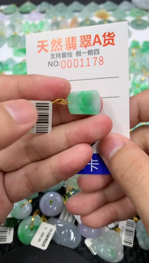 翡翠18K金镶嵌颈饰11111111111