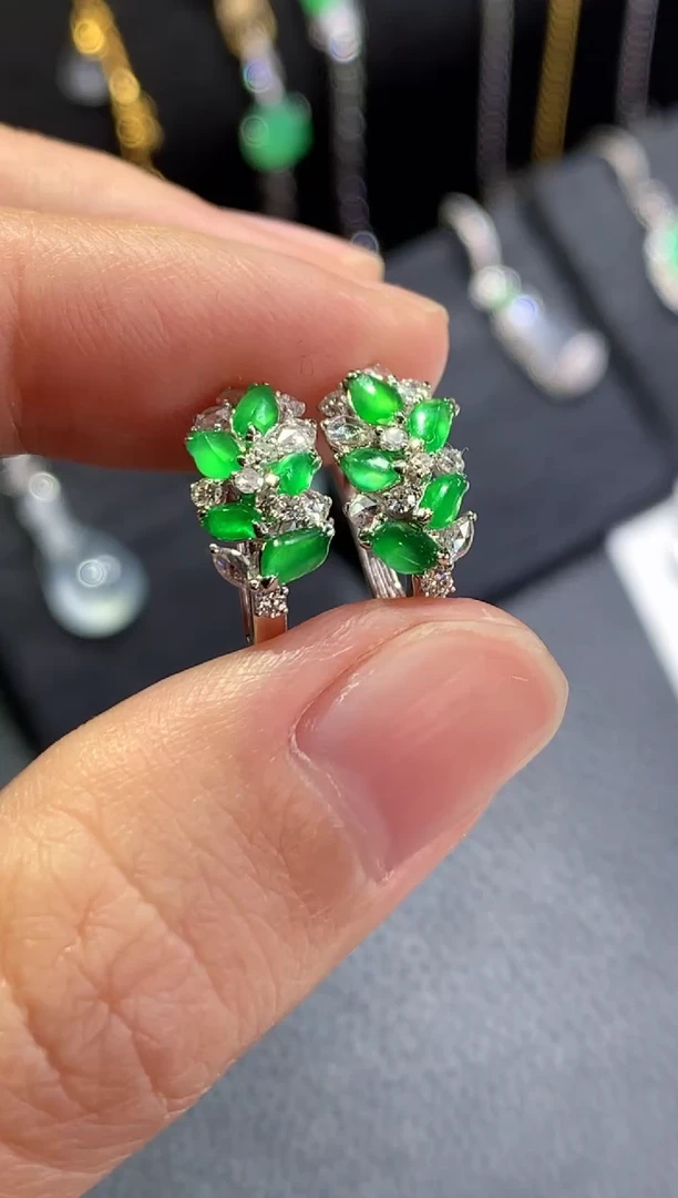 18K金镶嵌翡翠耳饰绿随形耳包