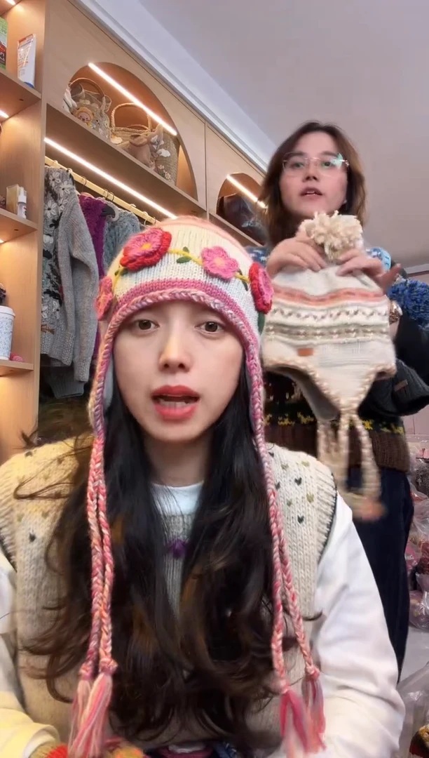 羊毛美利奴粉色刺绣护耳帽