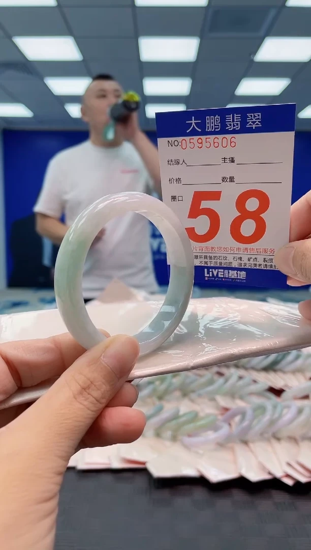 翡翠手镯未镶嵌AAAAAAAA