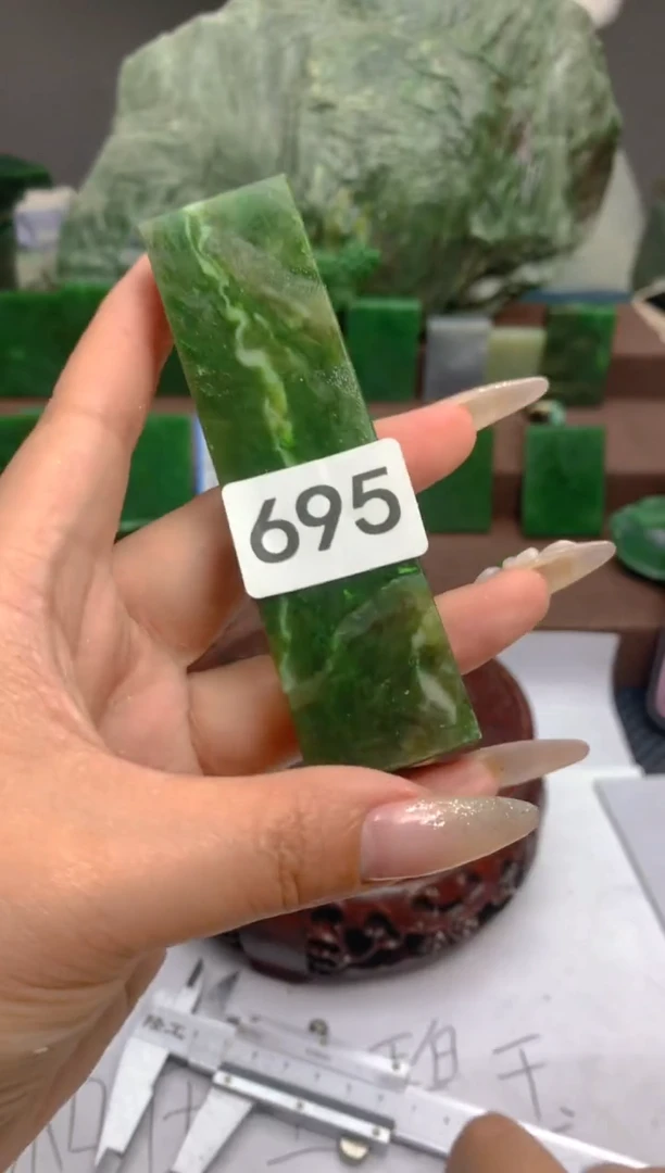 和田玉（碧玉）未镶嵌珠宝半成品695