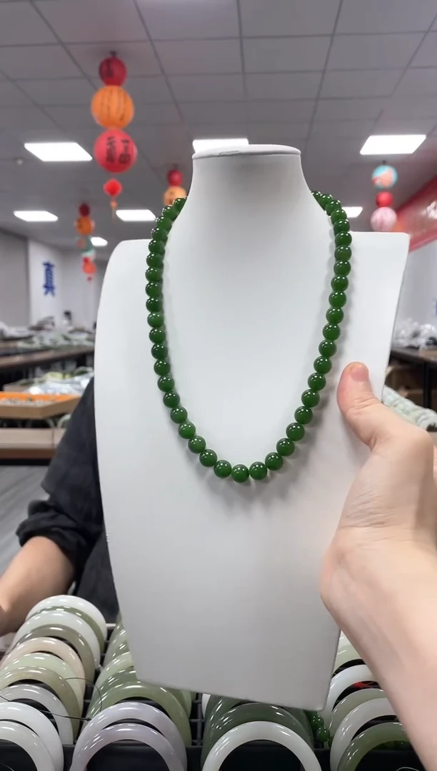 和田玉未镶嵌颈饰碧玉卡10项链一条