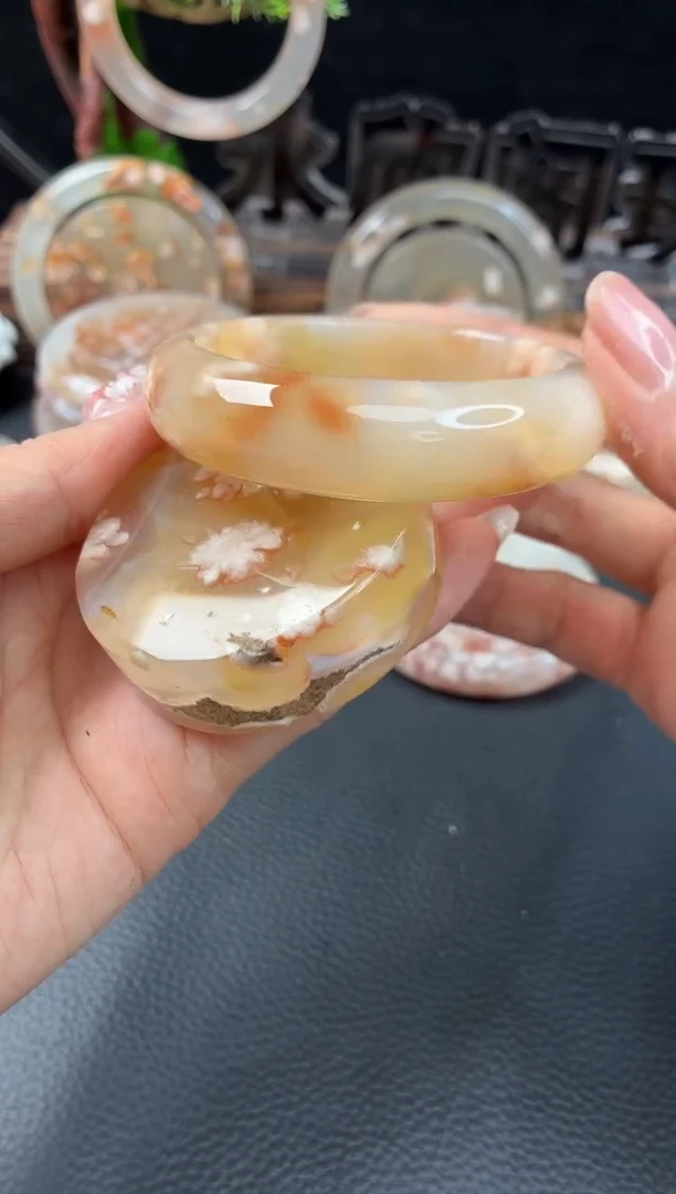未镶嵌手镯（圆镯）石英质玉54