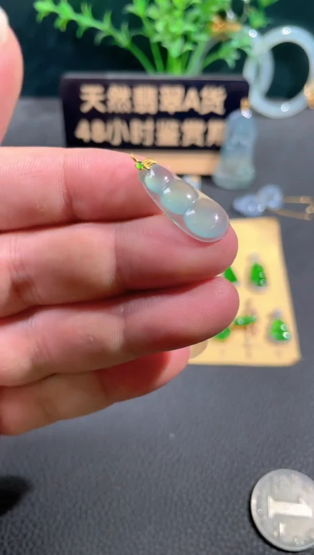 翡翠18K金镶嵌颈饰翡翠