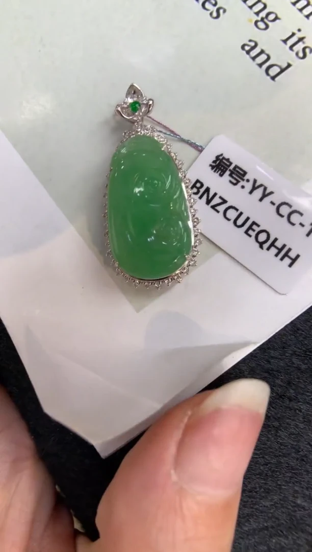 翡翠18K金镶嵌颈饰如意