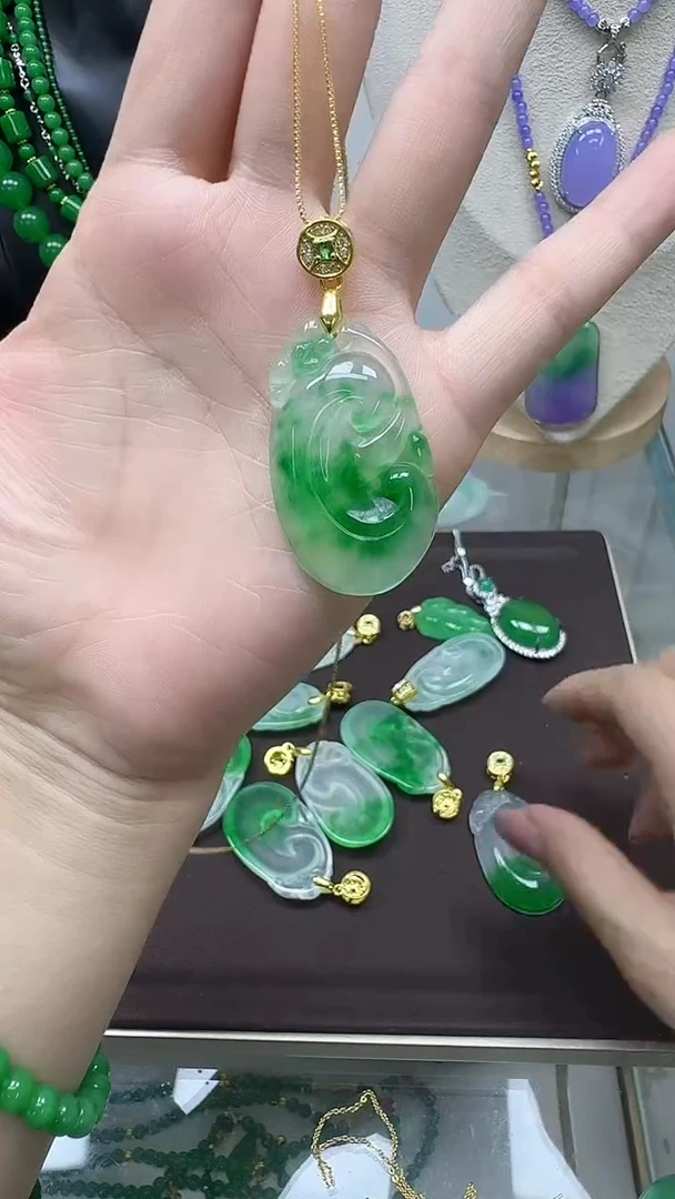 冰飘绿花如意吊坠aa