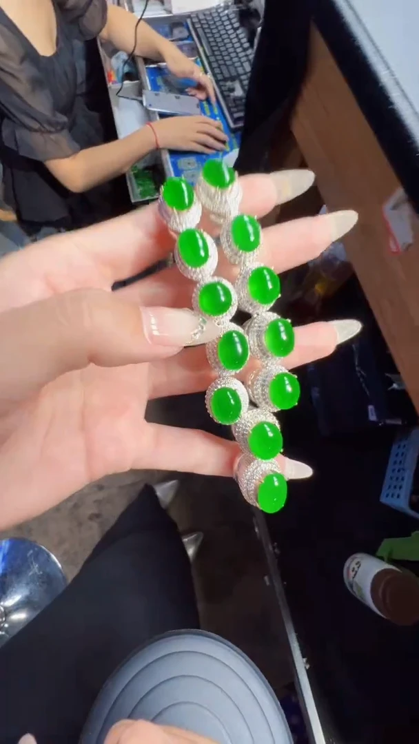 未镶嵌定制翡翠翡翠A货有轻微色差属于正常现象，套链多样性发货1