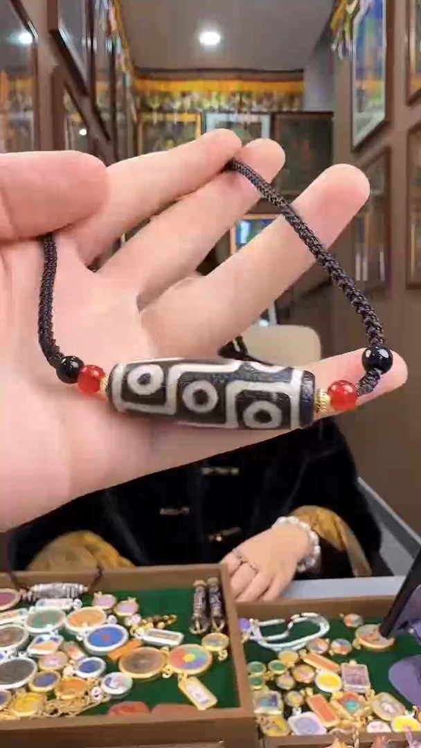 吊坠九眼天珠-热贡纯手绘唐卡