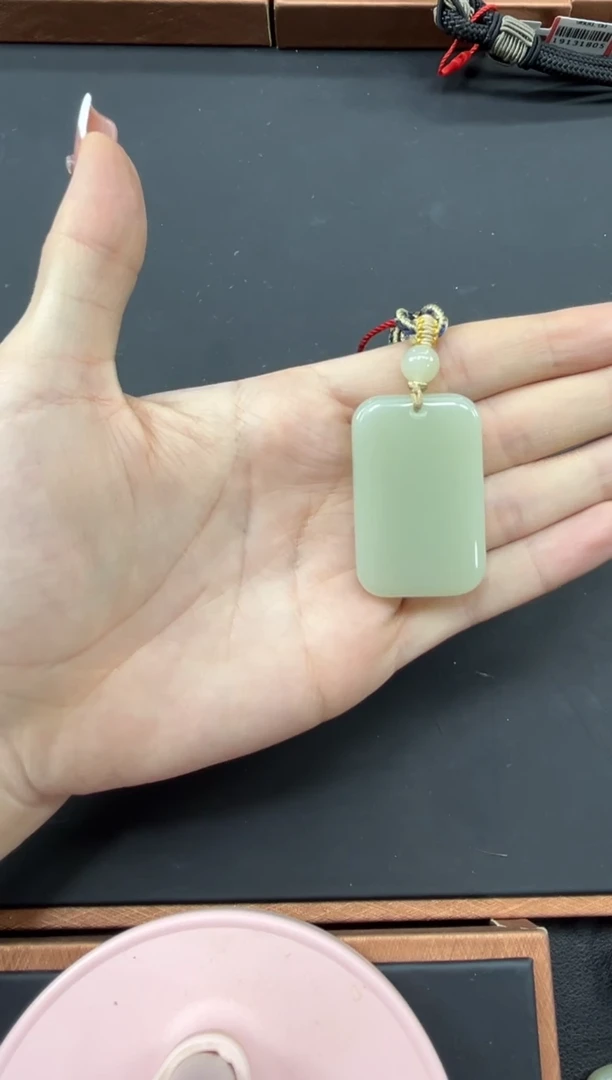 【闪购商品】和田玉吊坠(赠链)未镶嵌且末微色差迪克兰吊坠