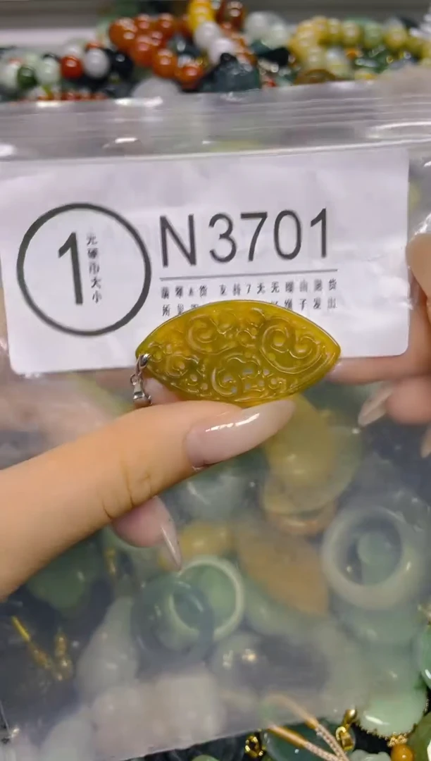颈饰未镶嵌翡翠/ N /翡翠A货，一件也是批发价