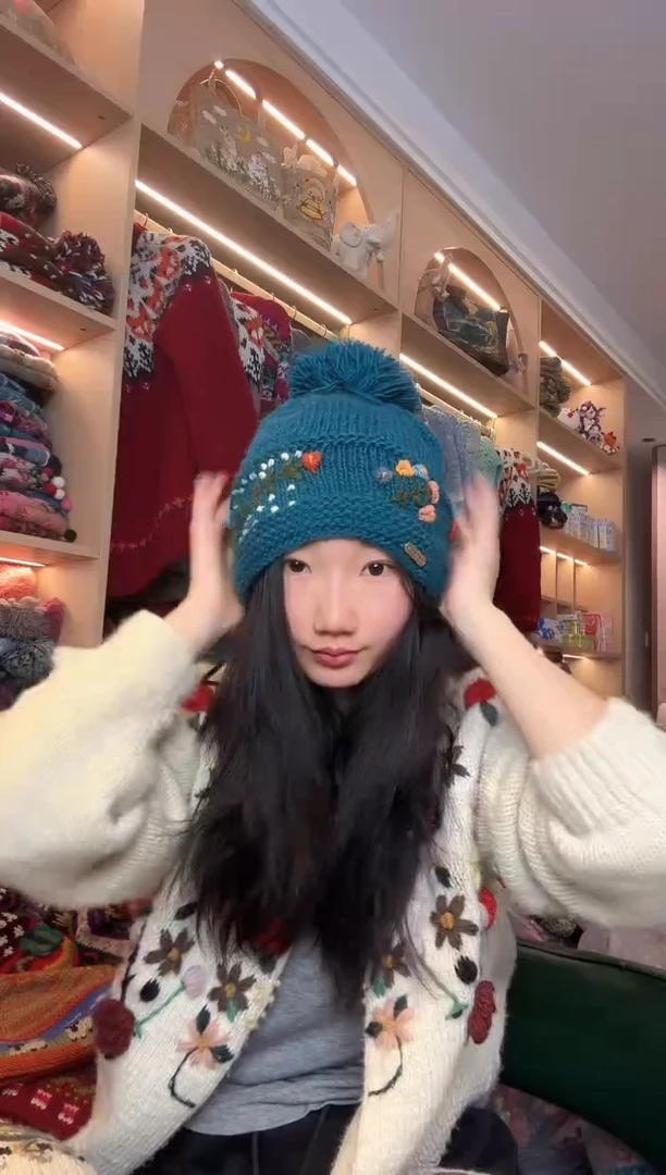 羊毛孔雀蓝刺绣单球帽