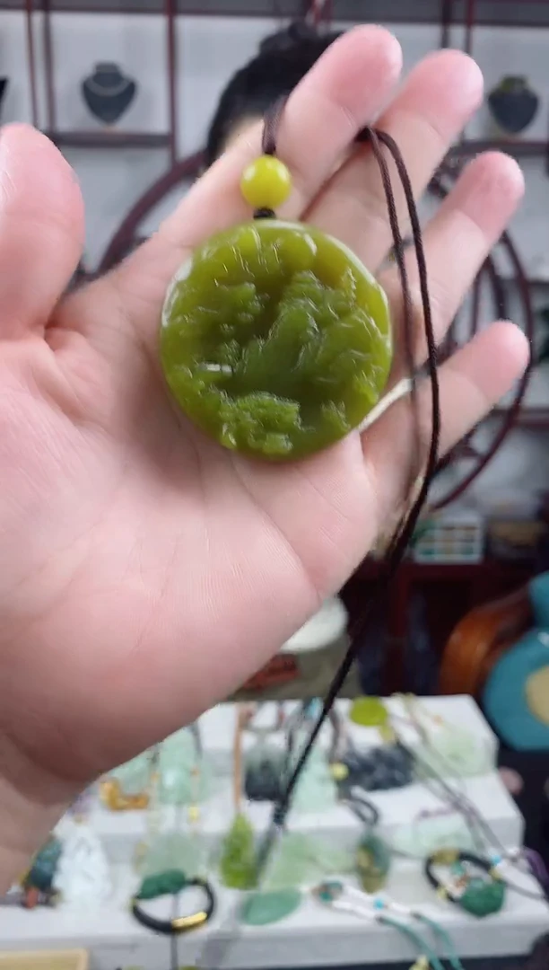 未镶嵌岫玉颈饰1