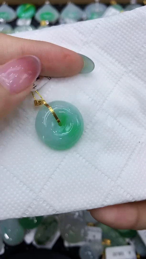 翡翠18K金镶嵌颈饰111111111111