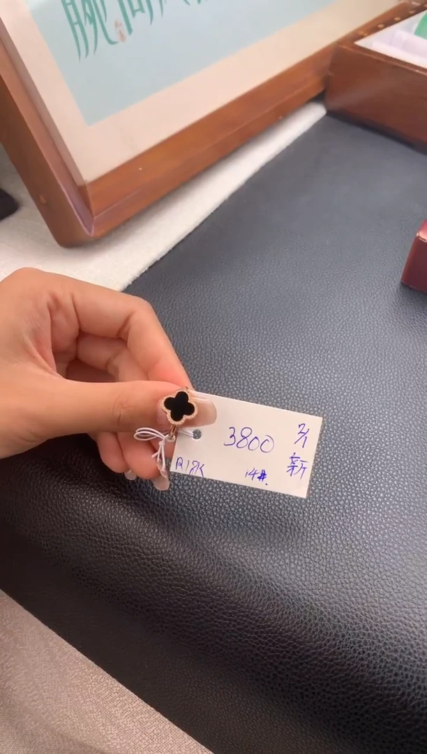 18K金镶嵌戒指翡翠假一赔三