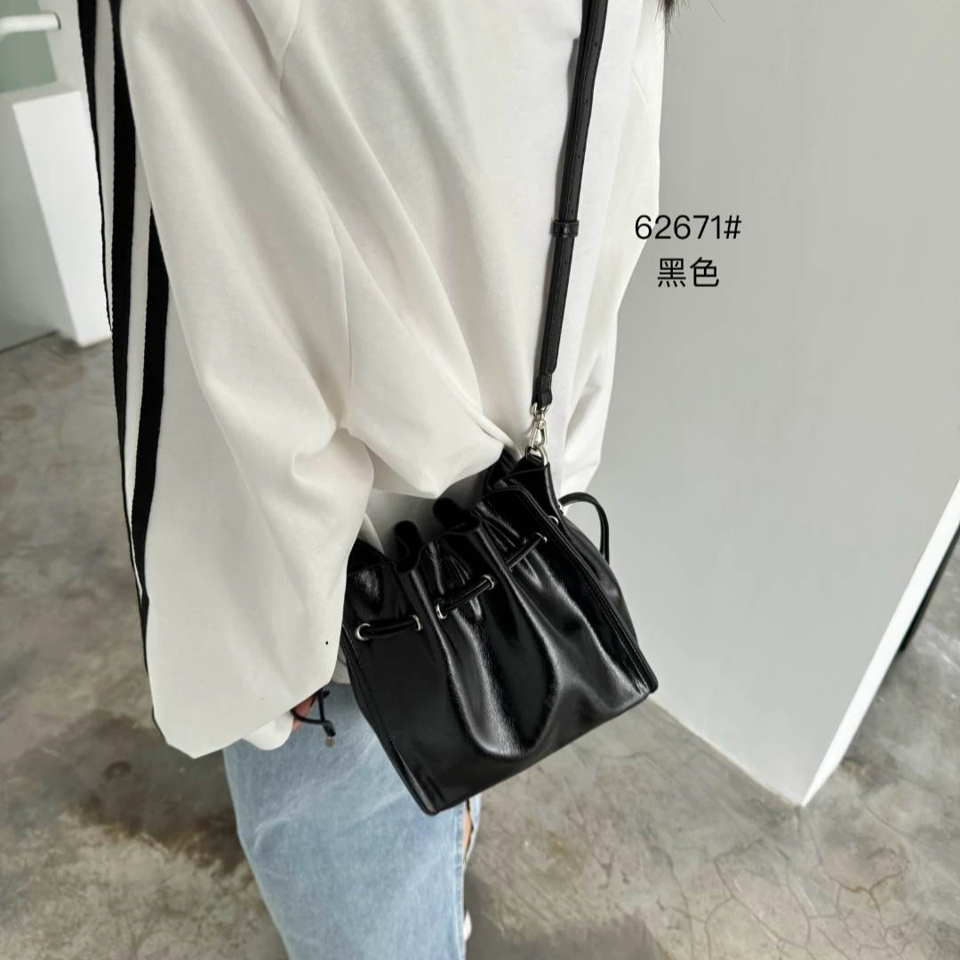 【芝麻集】SK-62671-黑色RAIN.CUN时尚休闲百搭腋下斜跨轻奢女包