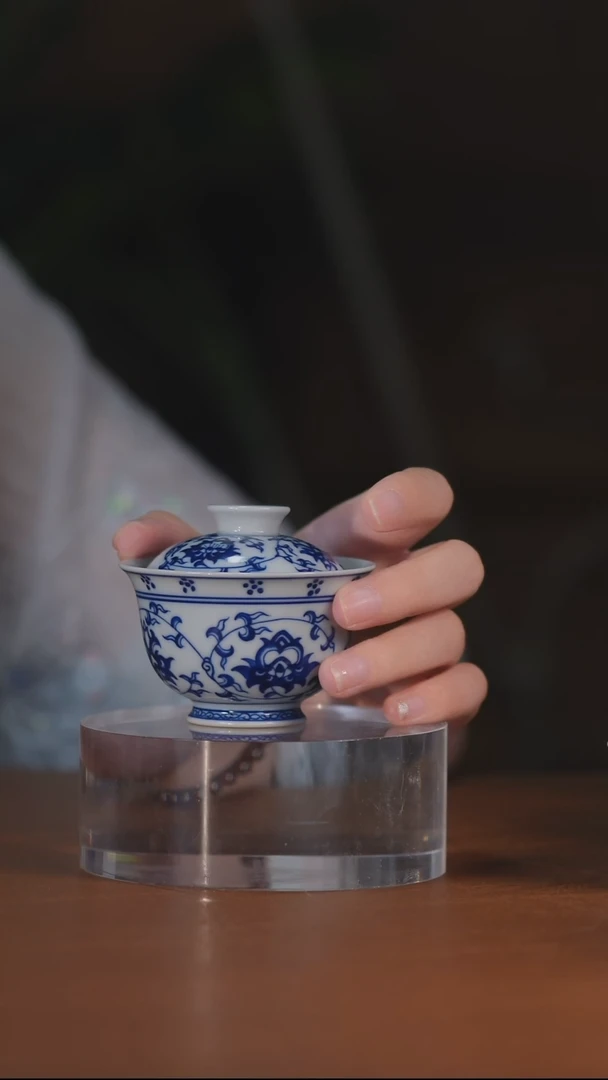 青花缠枝莲小盖碗