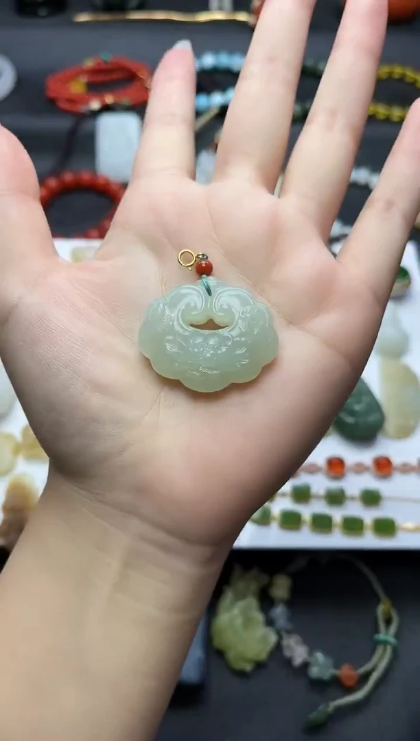 颈饰未镶嵌和田玉荷花锁
