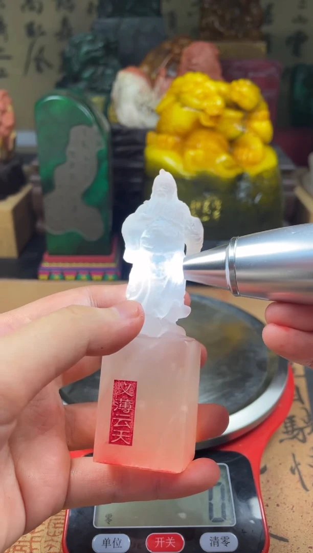 寿山石印石荔枝冻关公像印纽 壮志凌云