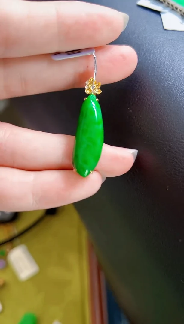 颈饰18K金镶嵌翡翠瓜