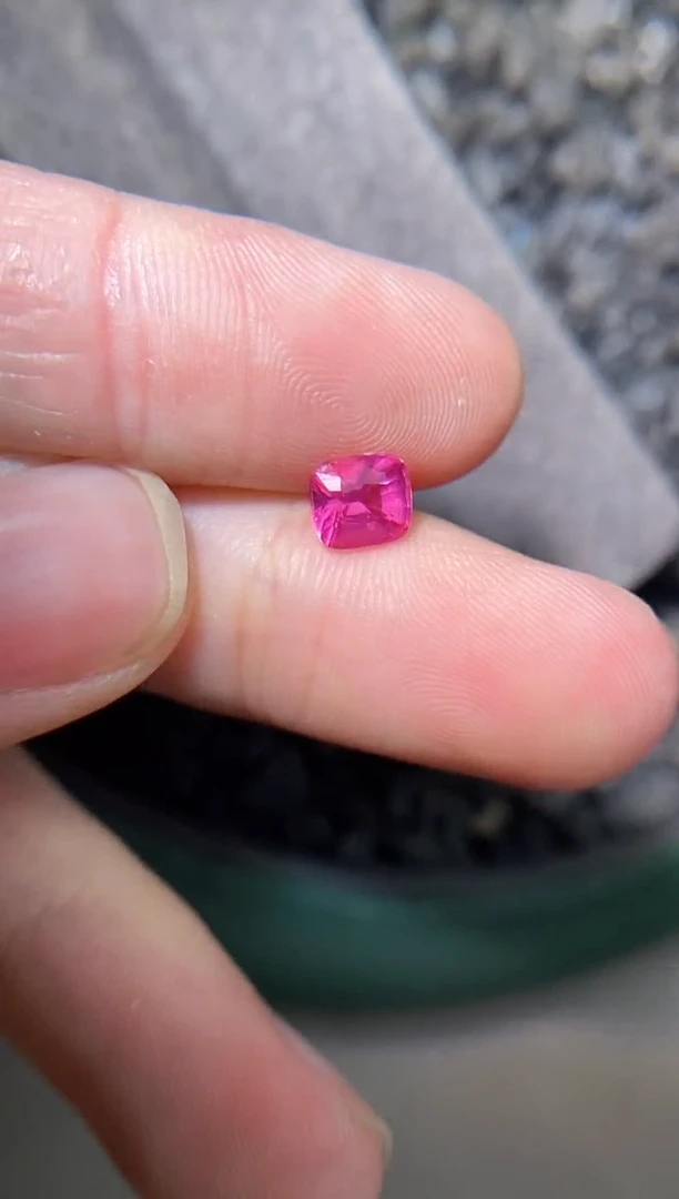 裸石未镶嵌尖晶石热粉1.05ct