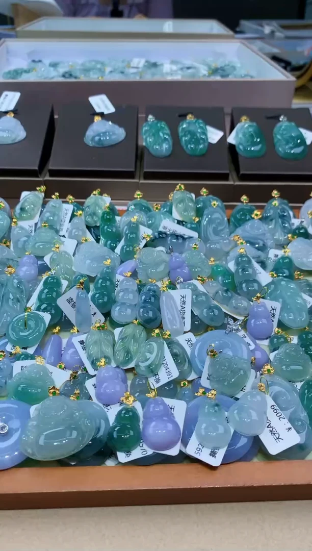 颈饰18K金镶嵌翡翠天然缅甸翡翠A货挂件