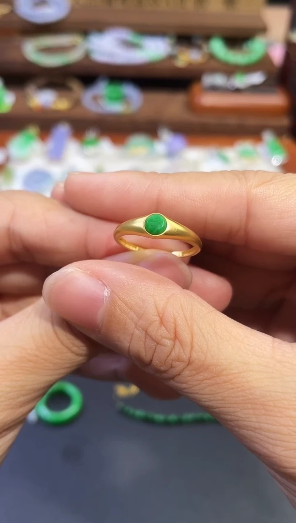 颈饰18K金镶嵌翡翠戒指