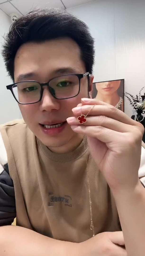 18K金镶嵌套链玛瑙/玉髓爱*?红色k玫，15mm四叶草套链