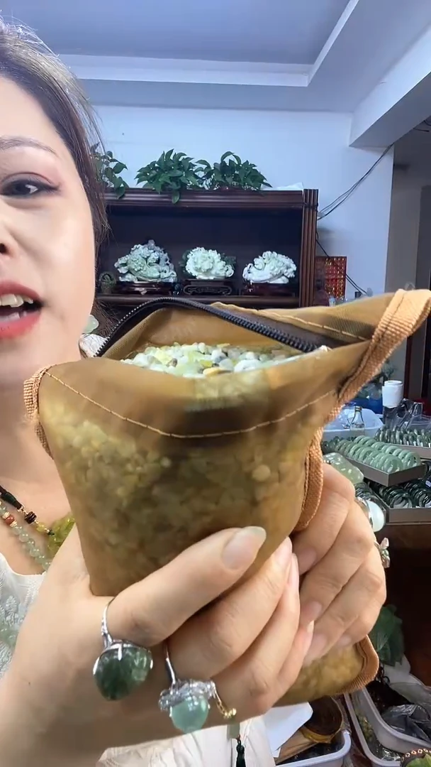 蛇纹石玉未镶嵌石子多样性发货其中之一