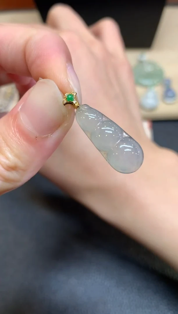 【闪购商品】翡翠颈饰18K金镶嵌福豆【无服务费】