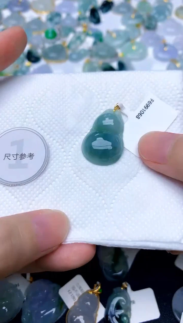 颈饰18K金镶嵌翡翠天然A货翡翠