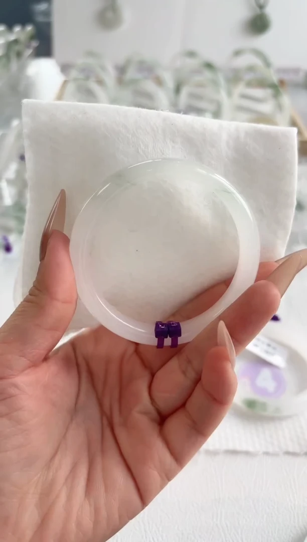 【闪购商品】石英质玉（天山翠）手镯未镶嵌56