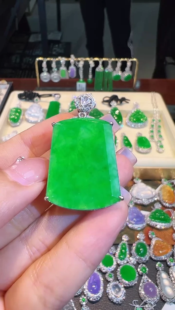 【闪购商品】翡翠吊坠(不含链)18K金镶嵌翡翠